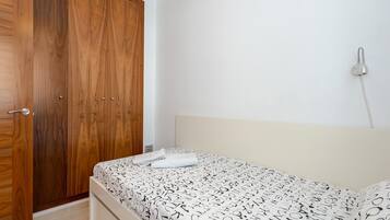 2 slaapkamers, een strijkplank/strijkijzer, gratis internet, beddengoed