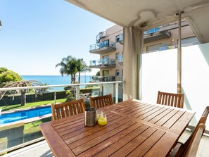 Outdoor dining - Apartment with pool and parking sea views (Miami Platja)