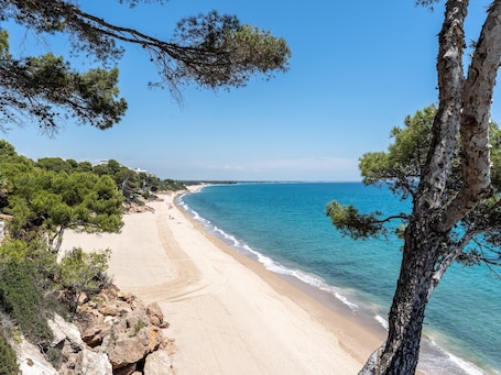 On the beach. Apartment with pool and parking sea views