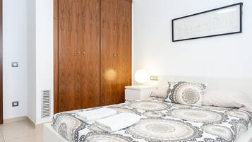 2 slaapkamers, een strijkplank/strijkijzer, internet, beddengoed