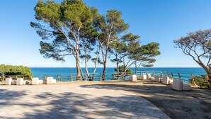 Property grounds - Dream vacations sea front with the family (Miami Platja)