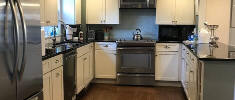 Een magnetron, een oven, een kookplaat, een vaatwasser