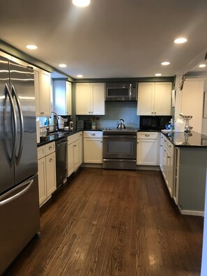 Een microgolfoven, een oven, een kookplaat, een vaatwasser