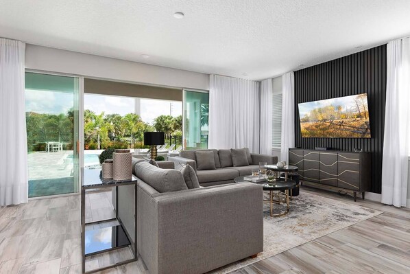 Fernseher, Tischfußball, Tischtennisplatte