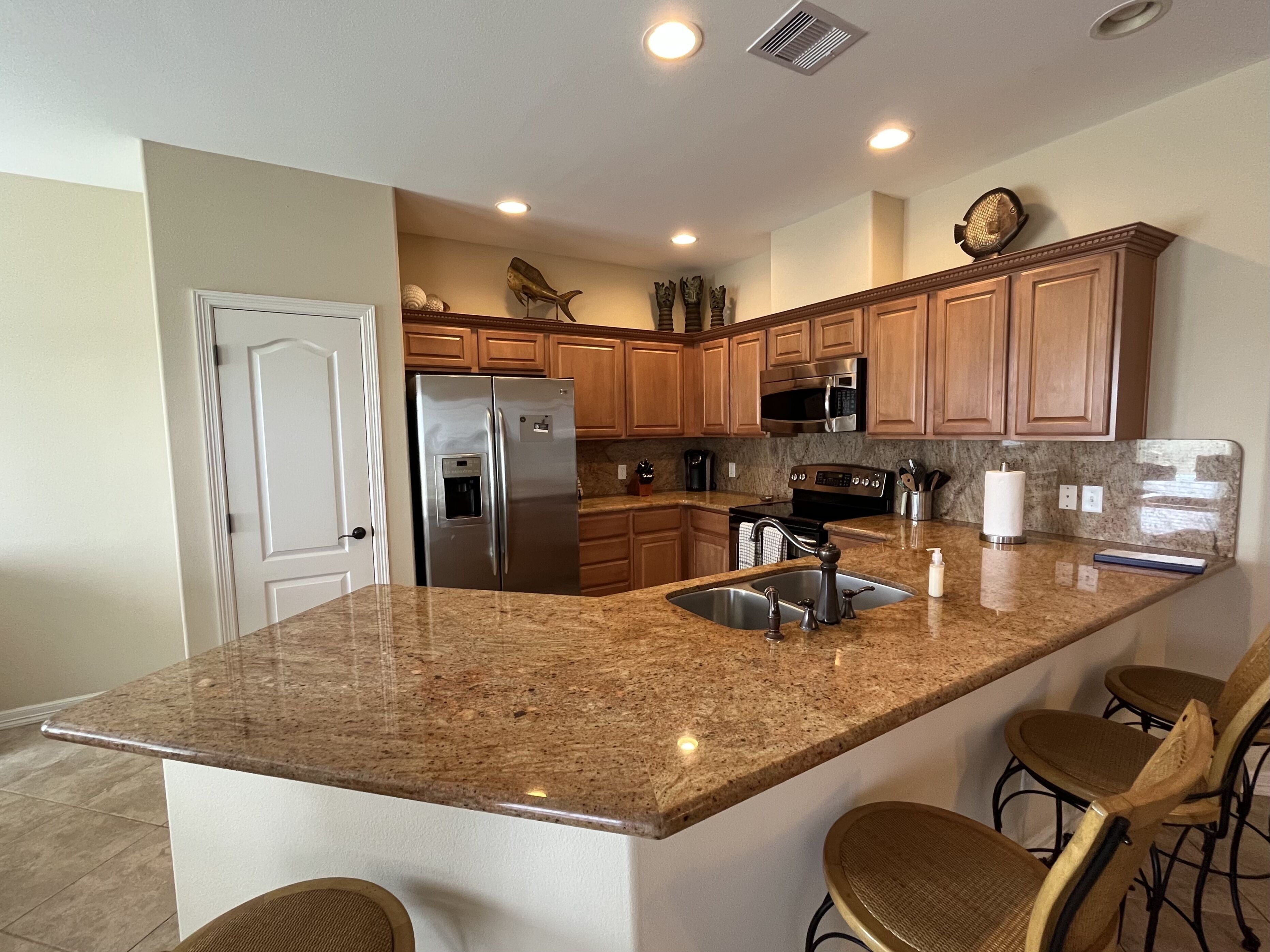 Refrigerador, microondas, placa de cocina, lavavajillas