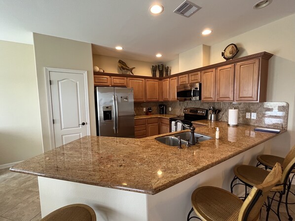 Refrigerador, microondas, placa de cocina, lavavajillas