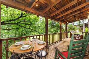 Outdoor dining - Deck, Jetted Tub, Wi-fi, Near National Park (Townsend)