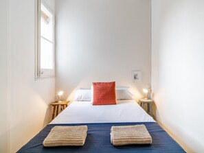 1 slaapkamer, een strijkplank/strijkijzer, internet, beddengoed