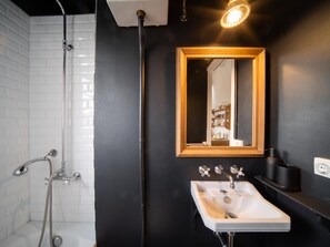 Bathtub, hair dryer, towels