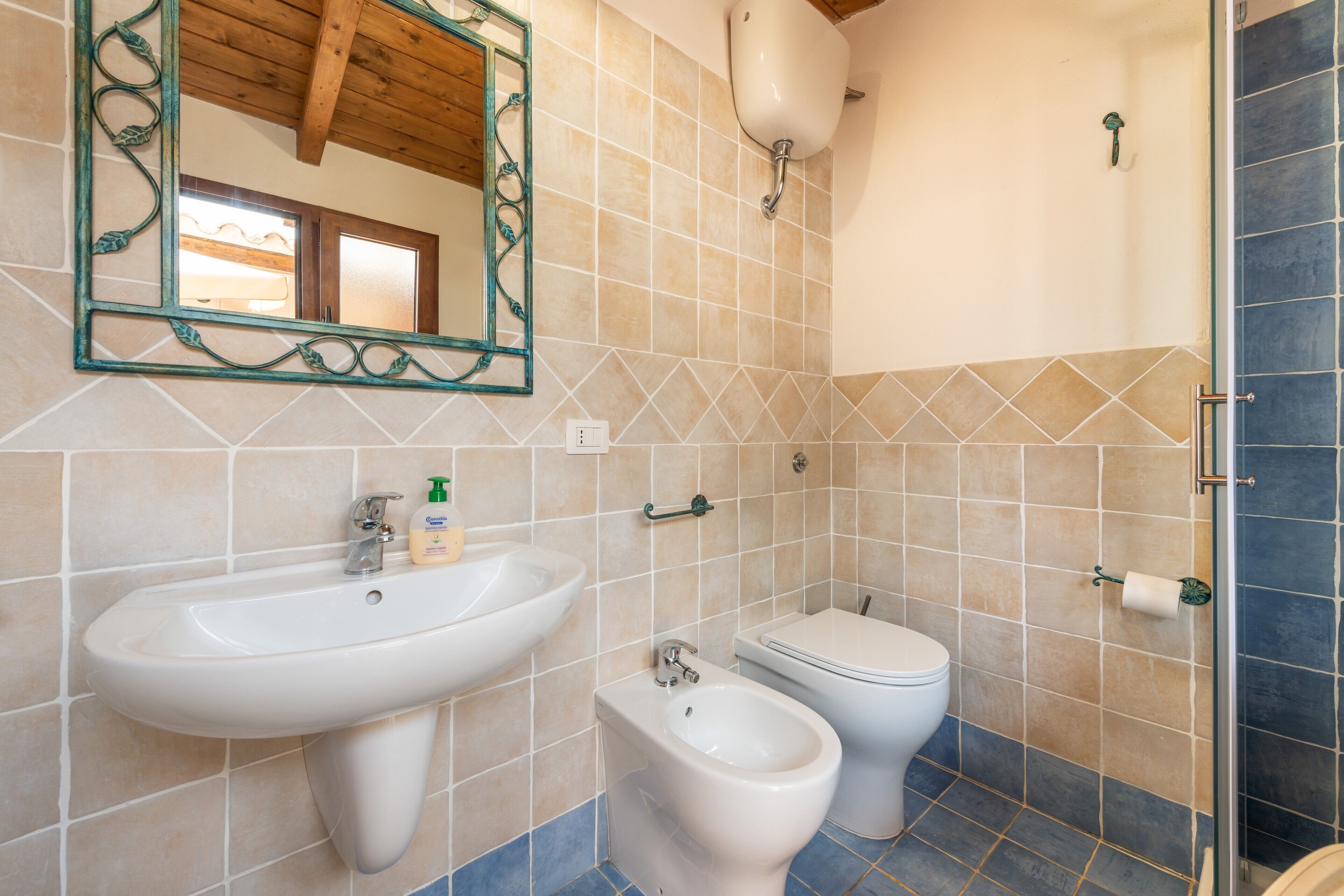 Ein Badezimmer mit Waschbecken, Bidet, Toilette und Dusche.