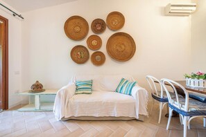 TV, fireplace - Pet-Friendly Holiday Home “Casa Anna” next to the Beach with Sea Views (quartu sant'elena)