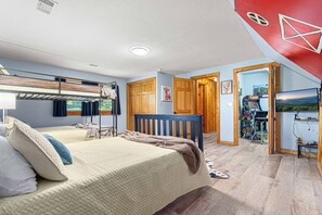 3 bedrooms, desk, iron/ironing board, free WiFi