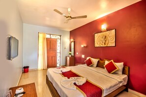 Deluxe Sea View Room | Sábanas de algodón egipcio, ropa de cama de alta calidad y escritorio