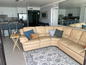 Smart TV - Beachfront Penthouse, private rooftop balcony & jacuzzi (South Padre Island)