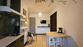 Een koelkast, een microgolfoven, een oven, een kookplaat