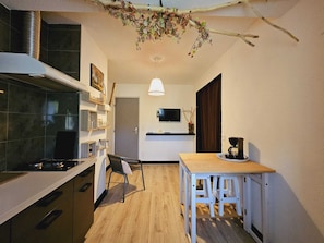 ثلاجة، ميكروويف، فرن، موقد طهي مسطح