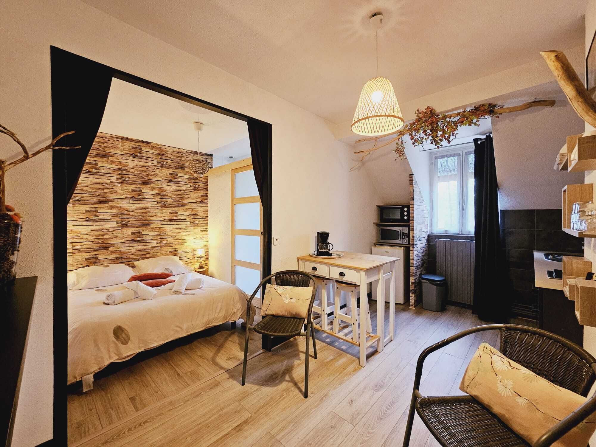 1 habitación, tabla de planchar con plancha y cuna de viaje 