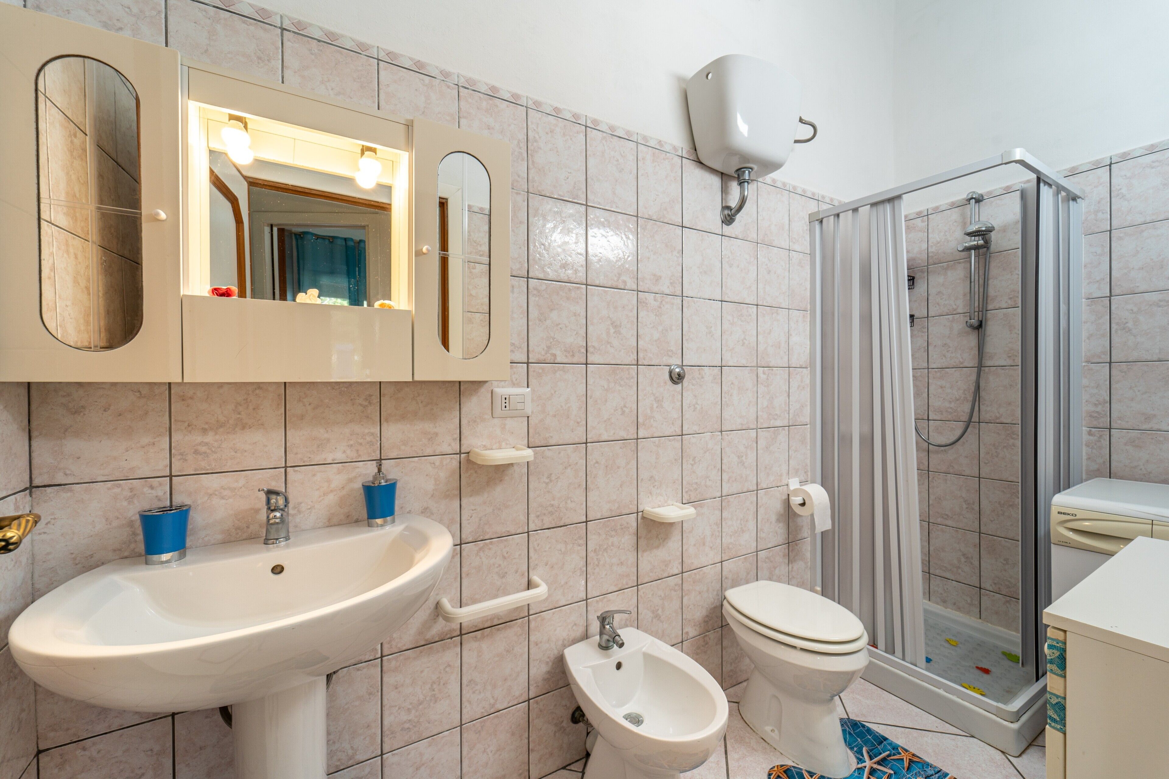 Douche, articles de toilette gratuits, sèche-cheveux