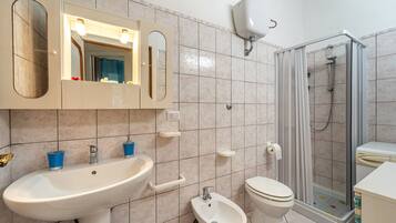 Een douche, gratis toiletartikelen, een haardroger, handdoeken