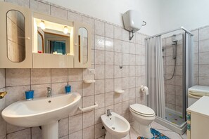 Shower, free toiletries, hair dryer, towels - Holiday Home "Casa Barbara" with Air Conditioning and WiFi (Nebida)