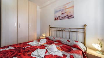 2 bedrooms, iron/ironing board, free WiFi, bed sheets