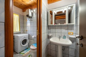 Douche, sèche-cheveux, serviettes fournies