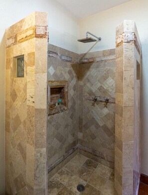Douche, séchoir à cheveux, serviettes fournies, savon