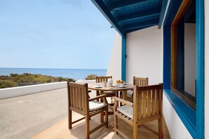 Outdoor dining - Modern Holiday Home Welling with Sea View and Terrace (Punta Mujeres)