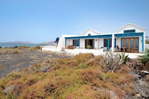 Exterior - Modern Holiday Home Welling with Sea View and Terrace (Punta Mujeres)