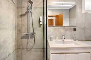 Bruser, hårtørrer, håndklæder