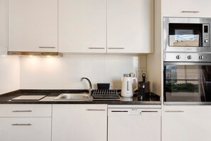 Fridge, microwave, oven, stovetop - Studio 'Ninho Gaivota' with Breathtaking Sea View, A/C, Wi-Fi & Balcony (Porto Moniz)