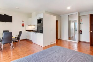 Interior - Studio 'Ninho Gaivota' with Breathtaking Sea View, A/C, Wi-Fi & Balcony (Porto Moniz)