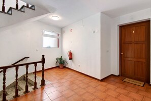 Interior - Studio 'Ninho Gaivota' with Breathtaking Sea View, A/C, Wi-Fi & Balcony (Porto Moniz)