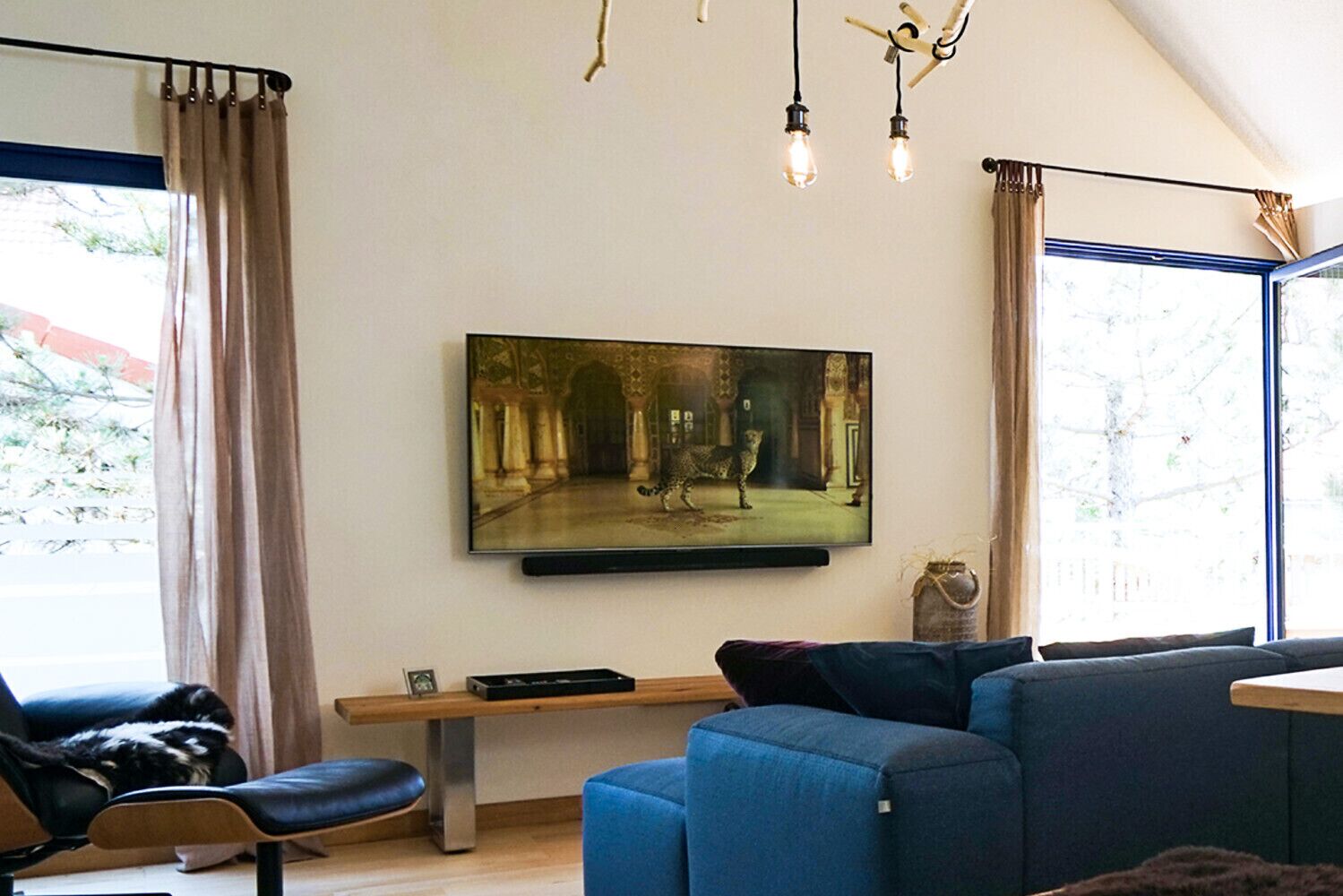 Smart-TV, Kamin, Bücher