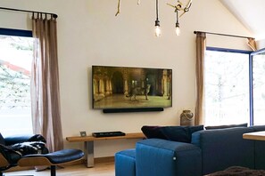 Smart-TV, Kamin, Bücher