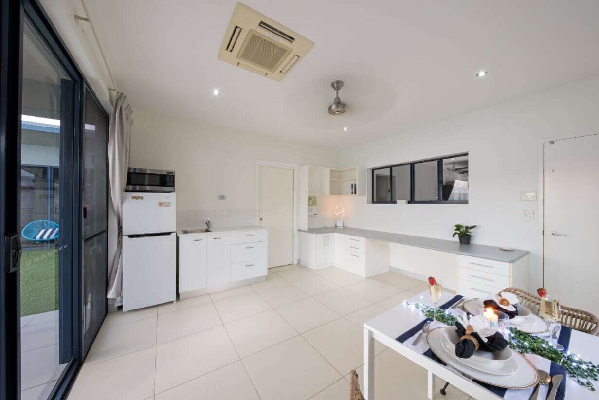 Apartment | Private kitchenette | Full-sized fridge, microwave, toaster, cookware/dishes/utensils