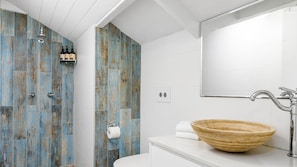 Baignoire, séchoir à cheveux