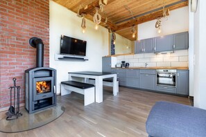 Fridge, oven, dishwasher, highchair - Ferienwohnung Sonne mit Terrasse, Kamin und Garten - Ferienhaus Sonne, Mond und Sterne bei (Steffenshagen)