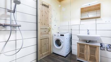 Dusche, Haartrockner, Handtücher, Seife