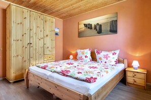 2 bedrooms, travel cot, WiFi, bed sheets - Ferienwohnung Mond mit Terrasse, Kamin und Garten - Ferienhaus Sonne, Mond und Sterne bei (Steffenshagen)