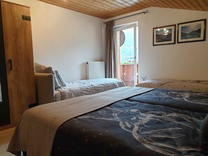 2 bedrooms, desk, WiFi, bed sheets