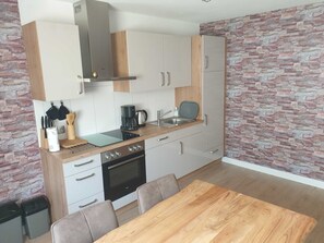 Réfrigérateur, un four, lave-vaisselle