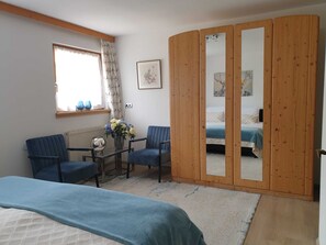 2 bedrooms, desk, travel cot, WiFi