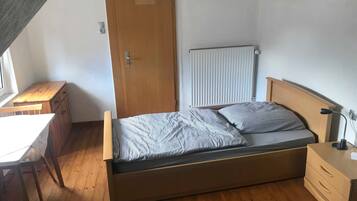 3 bedrooms, desk, WiFi, bed sheets
