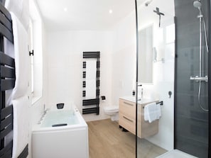 Dusche, Handtücher, Seife, Toilettenpapier