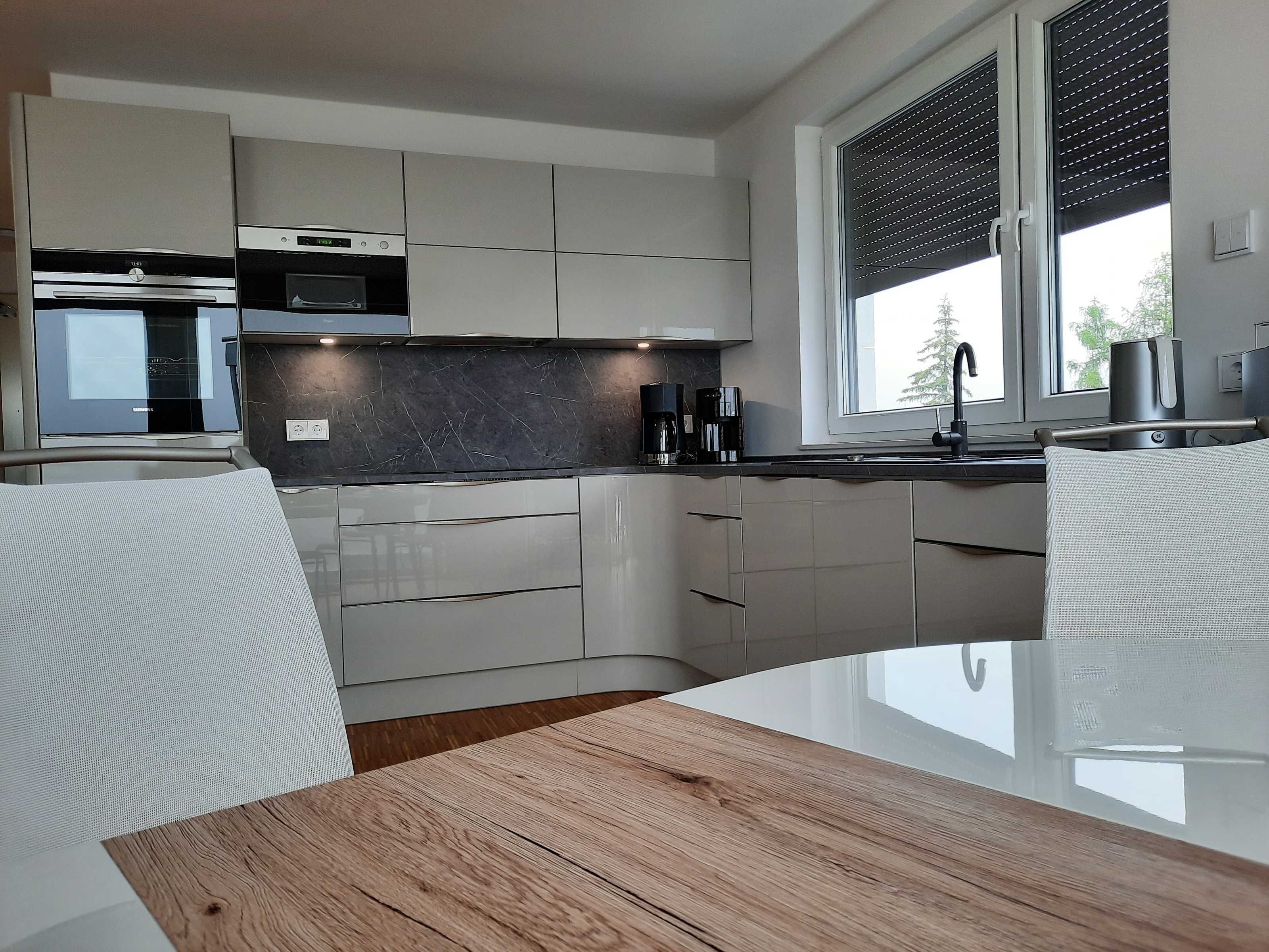 Kühlschrank, Mikrowelle, Ofen, Geschirrspüler