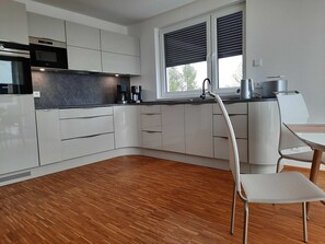 Réfrigérateur, four à micro-ondes, un four, lave-vaisselle