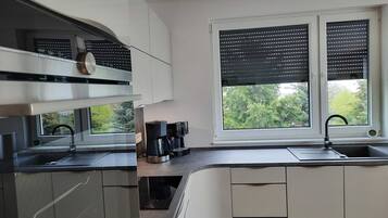 Kühlschrank, Mikrowelle, Ofen, Geschirrspüler