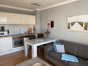 Unclassified image, 5 of 18, button - App. Meeresrauscher, Strandnah, Gelkamin u. Balkon - App. mit 1 SZ und Schlafsofa - Aufbettung 3./4 (Binz)