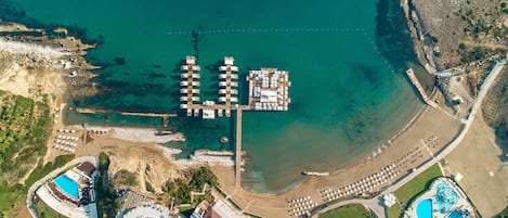 Plajda, beyaz kum, ücretsiz plaj kabini, şezlong